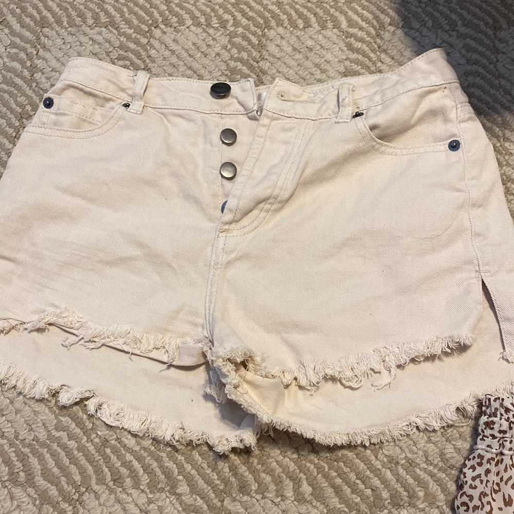 Amuse society cream denim shorts